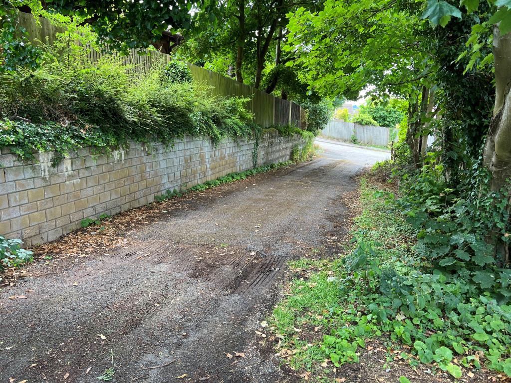 Lot: 6 - THIRTEEN FREEHOLD TITLES - Track off St Johns Close Kingsclere